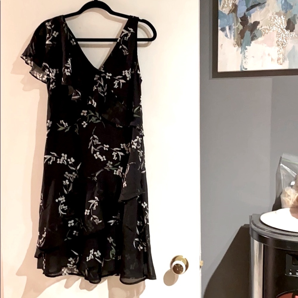 🆕 Black Floral Chiffon Dress w/ flutter sleeve!!! Brand New!  Size M